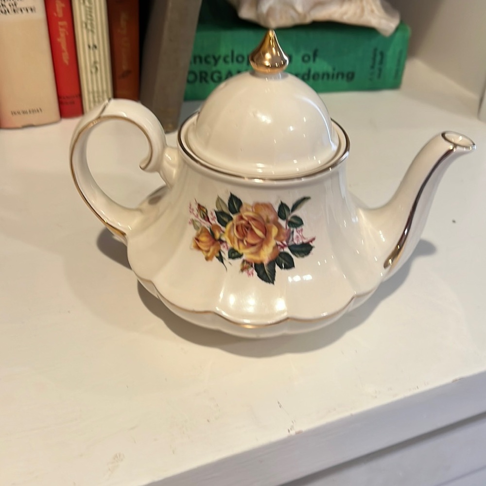 Vintage Seiler teapot 2261 I think